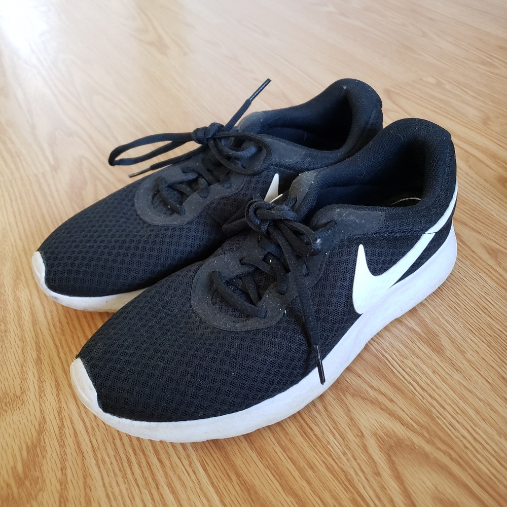 Women's Nike Tanjun Black and White Running Shoes, Size 9